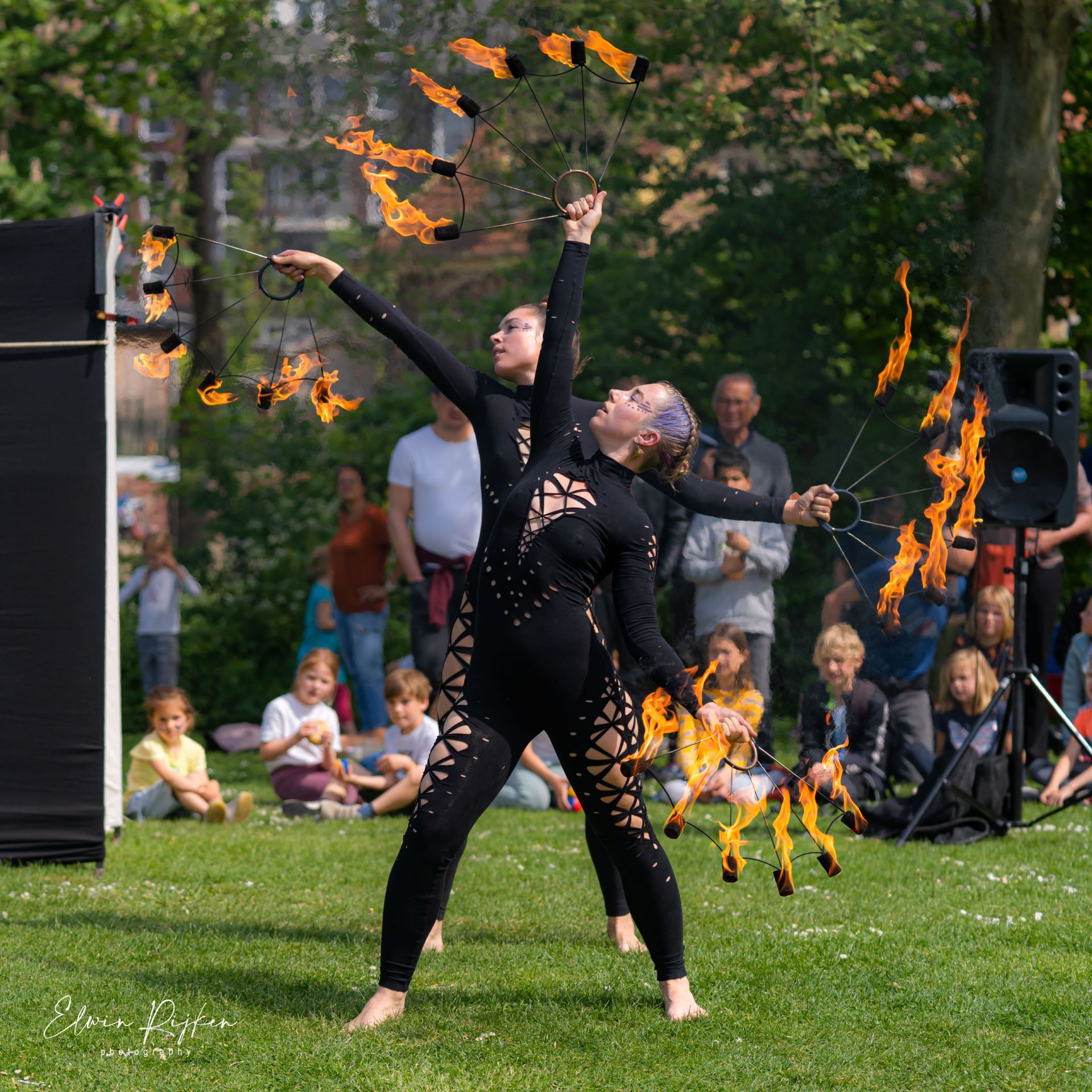 Duo vuurwaaier act door Michelle en Inge voor 5 Mei festival in Wageningen