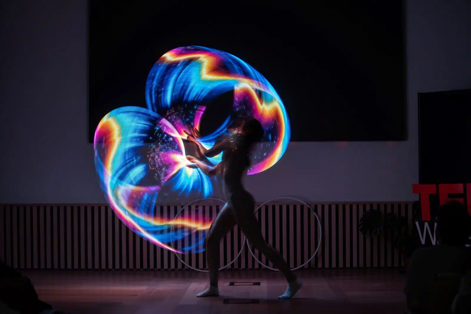 Inge Evers treed op met 2 lichtgevende hoepels voor TEDx