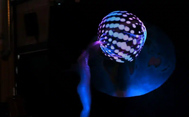 Inge Evers spint met een lichtgevende lichthoepel welke mooie patronen weergeeft.