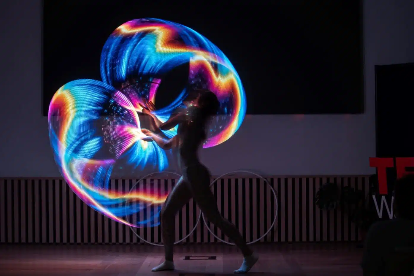 Inge Evers danst met 2 visual hoepels