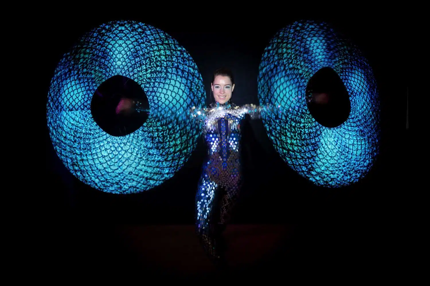 Inge Evers in spiegelpak draait met visual poi's.