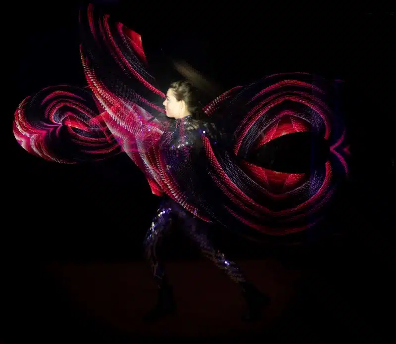 Performance artiest Inge Evers met visual poi's.