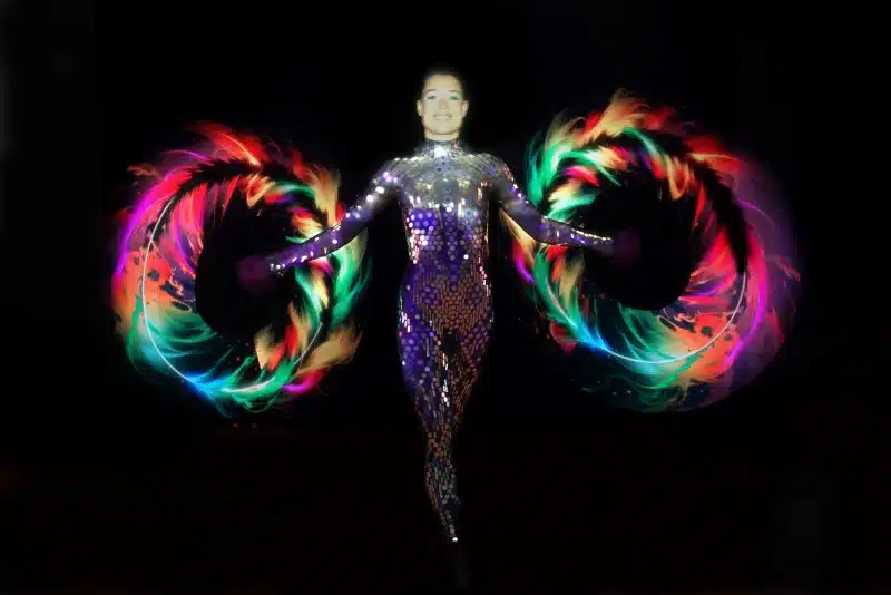 Performance artiest Inge Evers met visual poi's.