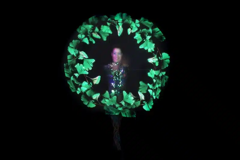 Performance artiest Inge Evers met visual poi's. De visual poi's laten bladeren zien door beweging.