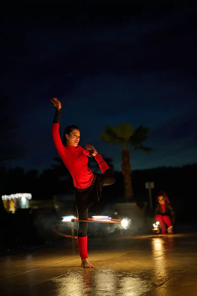 Performance artiest Inge Evers met vuurhoepel