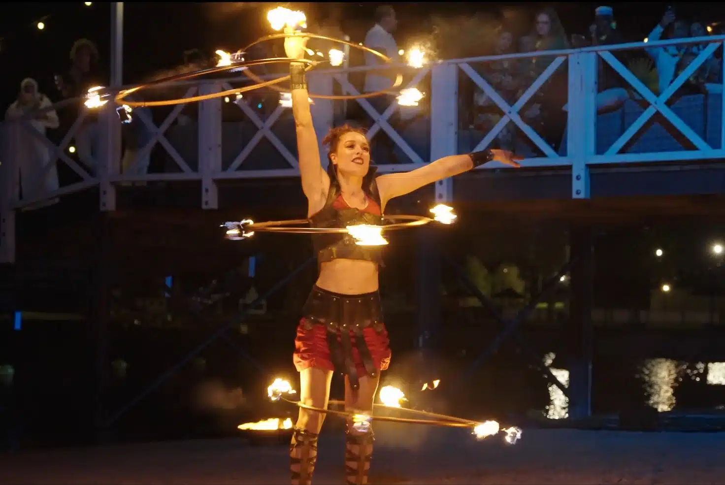 Performance artiest Inge Evers met vuurhoepels