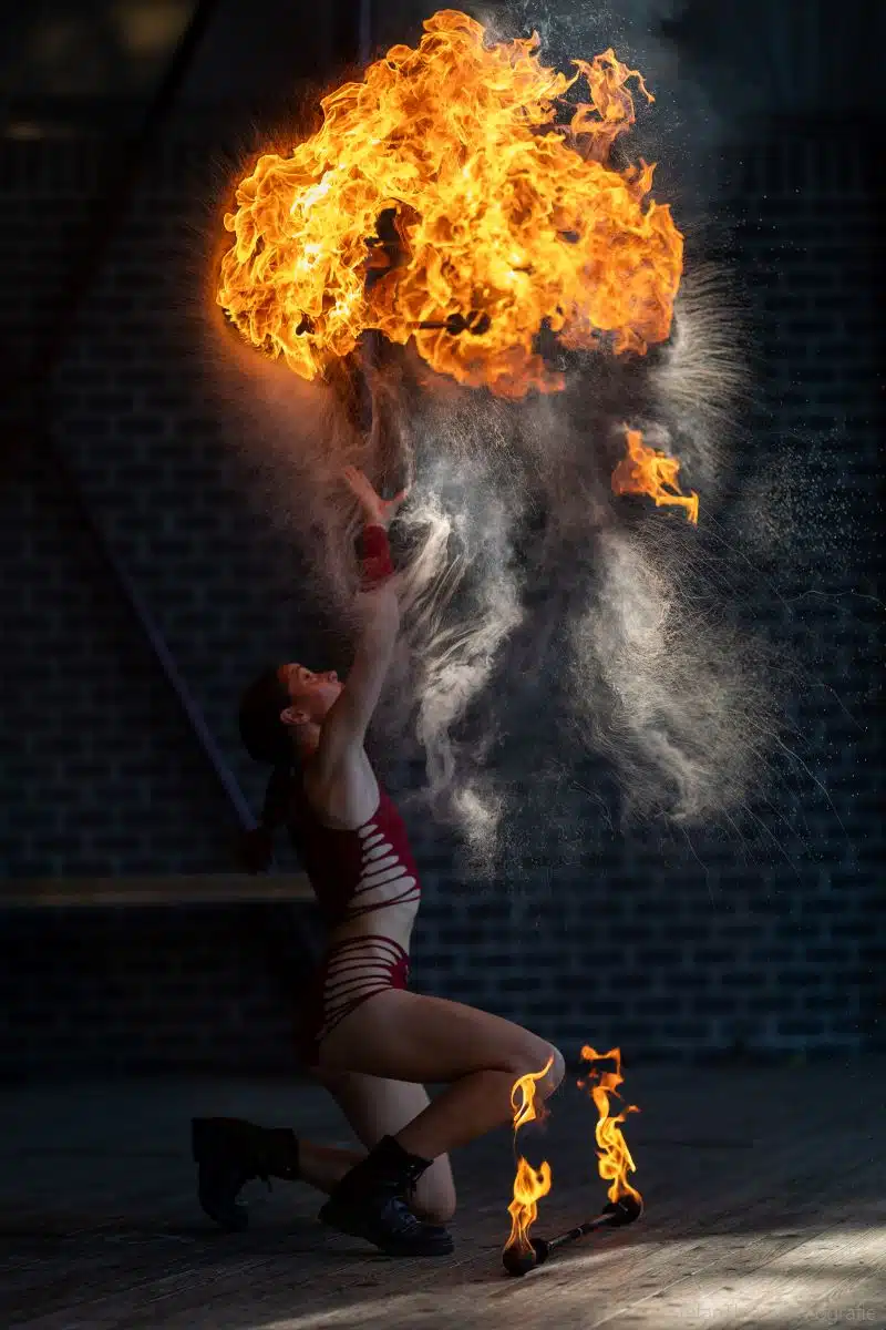 Performance artiest Inge Evers met double staff